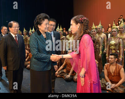 Peking, China. 14. Dezember 2013. Chinesischer Vize-Premier Liu Yandong (L, vorn) gratuliert thailändischen Prinzessin Chulabhorn Mahidol (R, vorne) nach der 6. "Thailand und China: zwei Länder, ein Herz" Konzert in Peking, Hauptstadt von China, 14. Dezember 2013. Thailändische Prinzessin Chulabhorn Mahidol hat eine Leistung von Gu Zheng, eine chinesische klassische Zither beim Konzert in Peking am Samstag Abend zu spielen. © Li Xueren/Xinhua/Alamy Live-Nachrichten Stockfoto