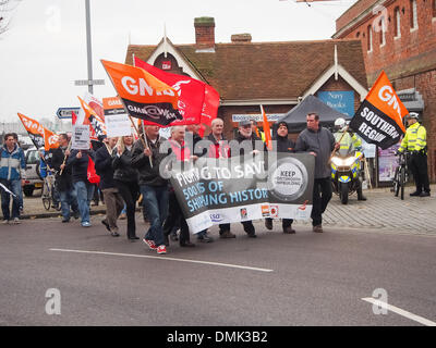 Portsmouth, UK. 14. Dezember 2013. Hunderte von BAE Arbeiter protestieren gegen die mögliche Schließung des BAE-Schiffbau-Werkes in Portsmouth. Die Demonstranten trafen sich außerhalb von Portsmouth Marinedockyard und marschierten nach Portsmouth Guildhall Square... Bildnachweis: Simon Evans/Alamy Live News Stockfoto