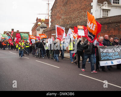 Portsmouth, UK. 14. Dezember 2013. Hunderte von BAE Arbeiter protestieren gegen die mögliche Schließung des BAE-Schiffbau-Werkes in Portsmouth. Die Demonstranten trafen sich außerhalb von Portsmouth Marinedockyard und marschierten nach Portsmouth Guildhall Square... Bildnachweis: Simon Evans/Alamy Live News Stockfoto