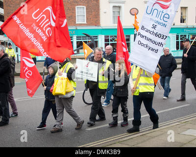 Portsmouth, UK. 14. Dezember 2013. Hunderte von BAE Arbeiter protestieren gegen die mögliche Schließung des BAE-Schiffbau-Werkes in Portsmouth. Viele Werft Arbeiter brachten Familienangehörige mit ihnen zum Protestmarsch Credit: Simon Evans/Alamy Live News Stockfoto