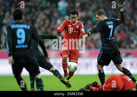 München, Deutschland. 14. Dezember 2013. Münchens Thiago (C) wetteifert um den Ball mit der Hamburger Marcell Jansen (R) während der Bundesliga-Fußball-Spiel zwischen Bayern München und Hamburger SV in der Allianz Arena in München, 14.12.2013. Foto: ANDREAS GEBERT/Dpa (Achtung: aufgrund der Akkreditierungsrichtlinien die DFL nur erlaubt die Veröffentlichung und Nutzung von bis zu 15 Bilder pro Spiel im Internet und in Online-Medien während der Partie.) / Dpa picture-Alliance/Alamy Live News Stockfoto