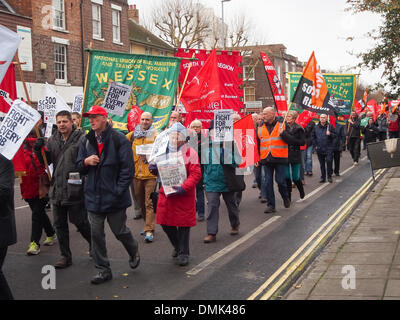 Portsmouth, UK. 14. Dezember 2013. Hunderte von BAE Arbeiter protestieren gegen die mögliche Schließung des BAE-Schiffbau-Werkes in Portsmouth. Die Demonstranten trafen sich außerhalb von Portsmouth Marinedockyard und marschierten nach Portsmouth Guildhall Square. Bildnachweis: Simon Evans/Alamy Live News Stockfoto