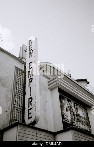 Reisen Fotografie - Art Deco Kino in Mumbai Bombay in Maharashtra in Indien in Südasien. Architektur Gebäude Stockfoto