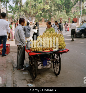 Banane Straßenhändler in Mumbai Bombay in Maharashtra in Indien in Südasien. Leben Lifestyle Handel Obst urbane Food Reportage Reisen Wanderlust Stockfoto