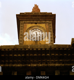 Uhrturm in eine Zoroastrian Parsi Feuer Tempel Agiary in Mumbai Bombay in Maharashtra in Indien in Südasien. Uhr Zeit Architekturgebäude Stockfoto