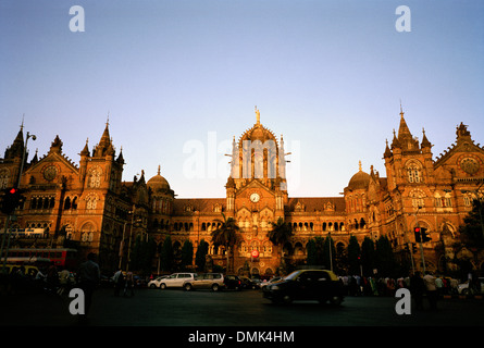 Chhatrapati Shivaji Victoria Terminus in Mumbia Bombay in Maharashtra in Indien in Südasien. Railway Schiene Architektur Bahnhofsgebäude Reisen Stockfoto