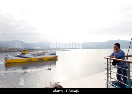 Die M/V Mega Express vier fährt Ajaccio. Stockfoto