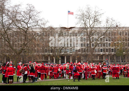 London, UK. 14. Dezember 2013 jährliche Santa Con versammeln sich vor der US-Botschaft. Jedes Jahr im Dezember Tausende Menschen sich als Santa für die jährliche Get-together von Santa Con verkleiden, gehen sie von verschiedenen Sehenswürdigkeiten in London. Bildnachweis: Nelson Pereira/Alamy Live News Stockfoto