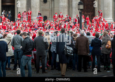 London, Großbritannien. 14. Dezember, 2013. Hunderte von Santas sammeln auf die Schritte der St Pauls Kathedrale, bevor Sie ab März mit Gruppen von anderen Weihnachtsmänner zu treffen, um die jährlichen Santacon zu feiern. Fotograf: Gordon Scammell/Alamy leben Nachrichten Stockfoto