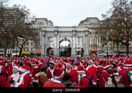 London, UK. 14. Dezember 2013 trifft jährliche Santa Con sammeln Central London. Jedes Jahr im Dezember Tausende Menschen sich als Santa für die jährliche Get-together von Santa Con verkleiden, gehen sie von verschiedenen Sehenswürdigkeiten in London. Bildnachweis: Nelson Pereira/Alamy Live News Stockfoto