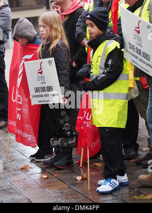 Portsmouth, UK. 14. Dezember 2013. zwei junge Kinder besuchen ein Protest und Kundgebung gegen die mögliche Schließung der BAE-Schiffbau-Anlage in der Stadt. Viele Kinder brachten von ihren Eltern zum Protest zu zeigen, dass der Verlust von Arbeitsplätzen nicht nur Mitarbeiter, sondern auch Familien auswirkt. Bildnachweis: Simon Evans/Alamy Live News Stockfoto