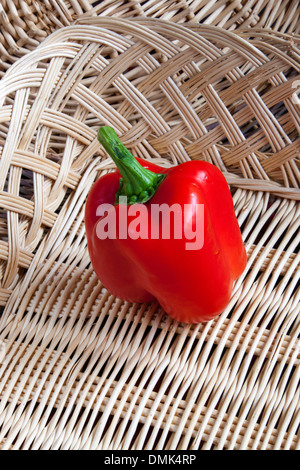 rote Paprika in einem Weidenkorb Stockfoto