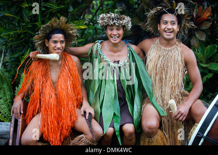 Rarotonga-Insel. Cook Island. Polynesien. Süd-Pazifik. Highland Paradies Kulturdorf. Einige der Akteure der Highlan Stockfoto