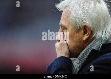 München, Deutschland. 14. Dezember 2013. Hamburgs Trainer Bert van Marwijk Gesten vor der Fußball-Bundesliga-match zwischen Bayern München und den Hamburger SV in der Allianz Arena in München, 14.12.2013. Foto: ANDREAS GEBERT/Dpa (Achtung: aufgrund der Akkreditierungsrichtlinien die DFL nur erlaubt die Veröffentlichung und Nutzung von bis zu 15 Bilder pro Spiel im Internet und in Online-Medien während der Partie.) / Dpa picture-Alliance/Alamy Live News Stockfoto