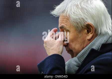 München, Deutschland. 14. Dezember 2013. Hamburgs Trainer Bert van Marwijk Gesten vor der Fußball-Bundesliga-match zwischen Bayern München und den Hamburger SV in der Allianz Arena in München, 14.12.2013. Foto: ANDREAS GEBERT/Dpa (Achtung: aufgrund der Akkreditierungsrichtlinien die DFL nur erlaubt die Veröffentlichung und Nutzung von bis zu 15 Bilder pro Spiel im Internet und in Online-Medien während der Partie.) / Dpa picture-Alliance/Alamy Live News Stockfoto