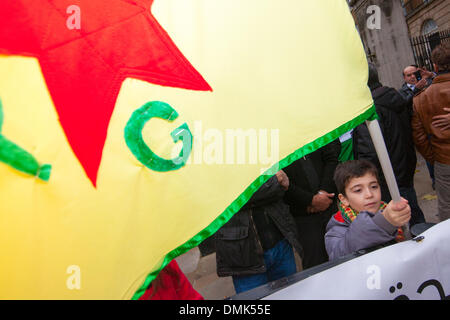 London, UK. 14. Dezember 2013. Ein kleiner Junge seine Fahne "Wellenlinien" wie Kurden verlangen, dass die Kurdenfrage in Syrien auf die Tagesordnung des Januar 2014 hinzugefügt wird Genfer Friedenskonferenz. Bildnachweis: Paul Davey/Alamy Live-Nachrichten Stockfoto