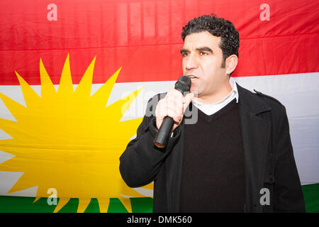 London, UK. 14. Dezember 2013. Eine Protest-Veranstalter richtet sich die Versammlung Kurden verlangen, dass die Kurdenfrage in Syrien auf die Tagesordnung des Januar 2014 hinzugefügt wird Genfer Friedenskonferenz. Bildnachweis: Paul Davey/Alamy Live-Nachrichten Stockfoto