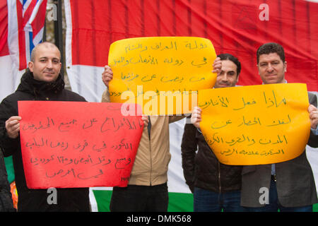 London, UK. 14. Dezember 2013. Demonstranten zeigen ihre Plakate wie Kurden verlangen, dass die Kurdenfrage in Syrien auf die Tagesordnung des Januar 2014 hinzugefügt wird Genfer Friedenskonferenz. Bildnachweis: Paul Davey/Alamy Live-Nachrichten Stockfoto