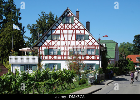 Fachwerkhaus am Ufer des Bodensees in das Weindorf Nonnenhorn in der Nähe von Lindau. Stockfoto