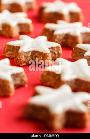 Zimt sternförmige Kekse mit Zuckerguss Stockfoto