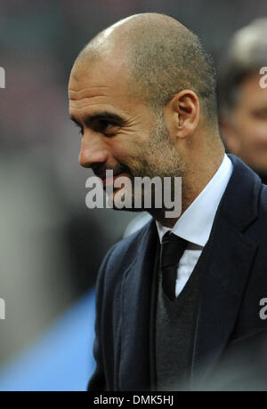 München, Deutschland. 14. Dezember 2013. Münchens Trainer Pep Guardiola ist vor der Bundesliga-Fußball-Spiel zwischen Bayern München und Hamburger SV in der Allianz Arena in München, 14.12.2013 abgebildet. Foto: ANDREAS GEBERT/Dpa (Achtung: aufgrund der Akkreditierungsrichtlinien die DFL nur erlaubt die Veröffentlichung und Nutzung von bis zu 15 Bilder pro Spiel im Internet und in Online-Medien während der Partie.) / Dpa picture-Alliance/Alamy Live News Stockfoto