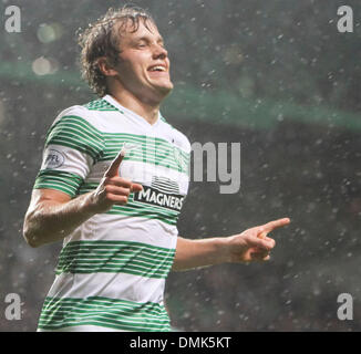 Glasgow, Schottland. 14. Dezember 2013. Teemu Pukki feiert sein Tor in der Scottish Premier League-Spiel zwischen Celtic und Hibernian vom Celtic Park. Bildnachweis: Aktion Plus Sport/Alamy Live-Nachrichten Stockfoto