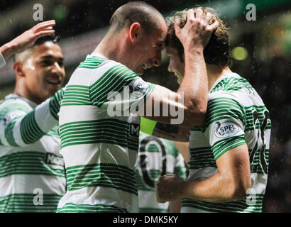 Glasgow, Schottland. 14. Dezember 2013. Scott Brown feiert mit Teemu Pukki während der Scottish Premier League-Spiel zwischen Celtic und Hibernian vom Celtic Park. Bildnachweis: Aktion Plus Sport/Alamy Live-Nachrichten Stockfoto