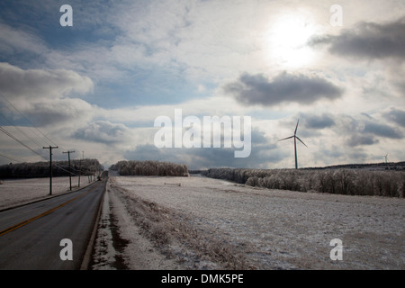 Shanksville, Pennsylvania - einer Windkraftanlage entlang US 30 (Lincoln Highway) nach einem Eissturm im ländlichen Pennsylvania. Stockfoto