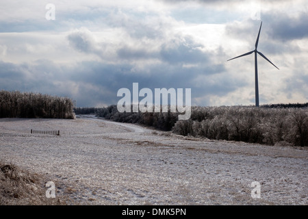 Shanksville, Pennsylvania - einer Windkraftanlage nach einem Eissturm im ländlichen Pennsylvania. Stockfoto