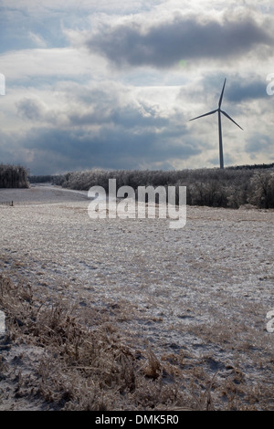 Shanksville, Pennsylvania - einer Windkraftanlage nach einem Eissturm im ländlichen Pennsylvania. Stockfoto