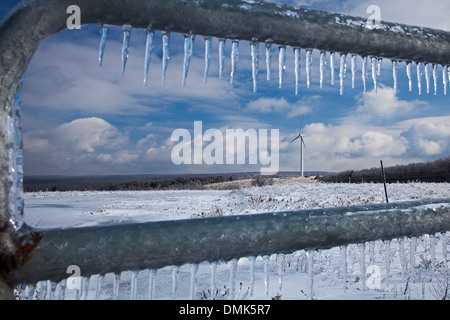 Shanksville, Pennsylvania - einer Windkraftanlage nach einem Eissturm im ländlichen Pennsylvania. Stockfoto