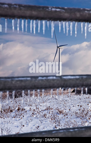 Shanksville, Pennsylvania - einer Windkraftanlage nach einem Eissturm im ländlichen Pennsylvania. Stockfoto