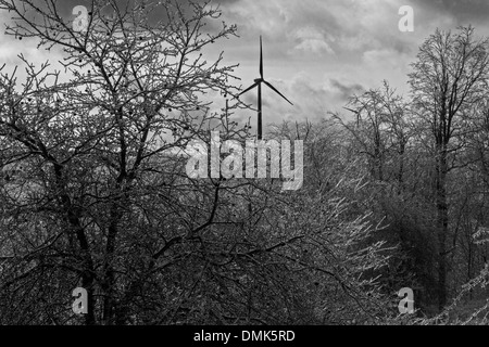 Shanksville, Pennsylvania - einer Windkraftanlage nach einem Eissturm im ländlichen Pennsylvania. Stockfoto