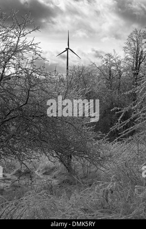 Shanksville, Pennsylvania - einer Windkraftanlage nach einem Eissturm im ländlichen Pennsylvania. Stockfoto