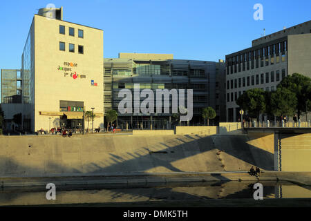 Montpellier, Frankreich, 14. Dezember 2013. wunderbaren Herbsttag am Fluss Lez im Stadtteil Antigone. Bildnachweis: Digitalman/Alamy Live-Nachrichten Stockfoto