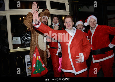 London, UK. 14. Dezember 2013. London Santacon 2013 verlor ein paar Santacon herumlaufen, Trafalgar Square und Covent Garden in London. Bildnachweis: Siehe Li/Alamy Live News Stockfoto