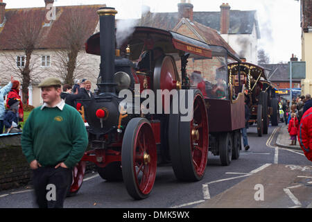 Wimborne, Dorset, Großbritannien. Dezember 2013. Die Massen schauen sich die 25. Wimborne Save the Children Christmas Parade an. Dampfmaschine nimmt an der Parade Teil. Quelle: Carolyn Jenkins/Alamy Live News Stockfoto