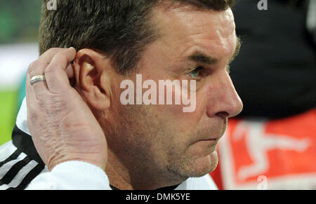 Wolfsburg, Deutschland. 14. Dezember 2013. Wolfsburgs Trainer Dieter Hecking vor dem Bundesliga-Fußball-Spiel zwischen VfL Wolfsburg und VfB Stuttgart in der Volkswagen Arena in Wolfsburg, Deutschland, 14. Dezember 2013 abgebildet ist. Foto: PETER STEFFEN/Dpa (Achtung: aufgrund der Akkreditierungsrichtlinien die DFL nur erlaubt die Veröffentlichung und Nutzung von bis zu 15 Bilder pro Spiel im Internet und in Online-Medien während des Spiels.) / Dpa/Alamy Live News Stockfoto