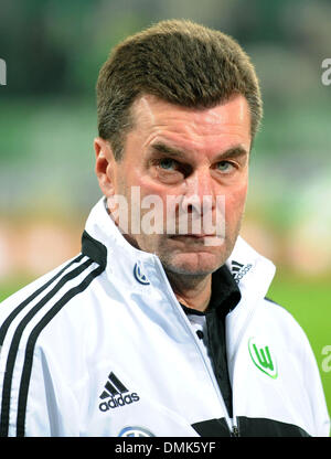Wolfsburg, Deutschland. 14. Dezember 2013. Wolfsburgs Trainer Dieter Hecking vor dem Bundesliga-Fußball-Spiel zwischen VfL Wolfsburg und VfB Stuttgart in der Volkswagen Arena in Wolfsburg, Deutschland, 14. Dezember 2013 abgebildet ist. Foto: PETER STEFFEN/Dpa (Achtung: aufgrund der Akkreditierungsrichtlinien die DFL nur erlaubt die Veröffentlichung und Nutzung von bis zu 15 Bilder pro Spiel im Internet und in Online-Medien während des Spiels.) / Dpa/Alamy Live News Stockfoto
