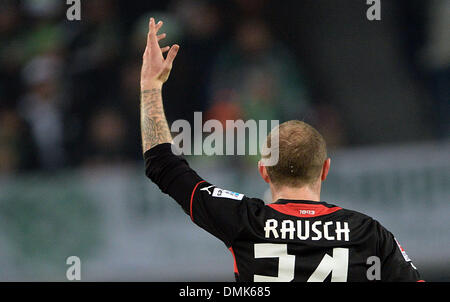 Wolfsburg, Deutschland. 14. Dezember 2013. Stuttgarts Konstantin Rausch hebt einen Arm während der Bundesliga-Fußballspiel zwischen VfL Wolfsburg und VfB Stuttgart in der Volkswagen Arena in Wolfsburg, Deutschland, 14. Dezember 2013. Foto: PETER STEFFEN/Dpa (Achtung: aufgrund der Akkreditierungsrichtlinien die DFL nur erlaubt die Veröffentlichung und Nutzung von bis zu 15 Bilder pro Spiel im Internet und in Online-Medien während des Spiels.) / Dpa/Alamy Live News Stockfoto