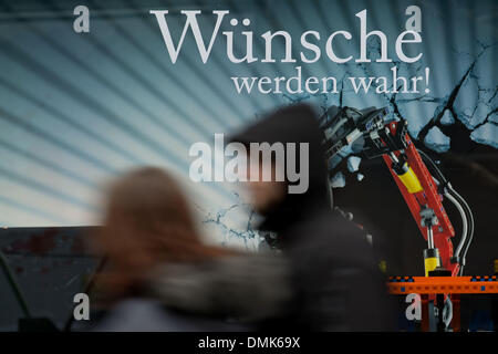 Stuttgart, Deutschland. 14. Dezember 2013. Fußgänger mit Spaziergang durch die Königsstraße in Stuttgart, Deutschland, 14. Dezember 2013. Jedes Jahr Massen von Menschen besuchen die Königsstraße Shop für Weihnachten. Foto: Thomas Niedermueller/Dpa/Alamy Live News Stockfoto