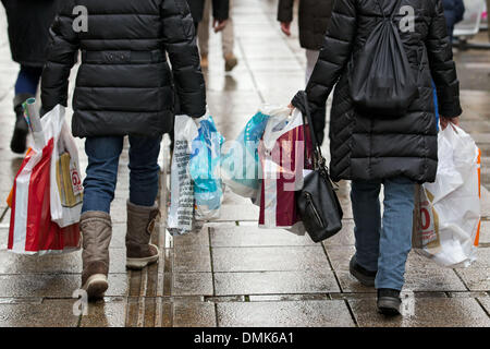 Stuttgart, Deutschland. 14. Dezember 2013. Pedestriana gehen mit Einkaufstüten durch die Königsstraße in Stuttgart, Deutschland, 14. Dezember 2013. Jedes Jahr Massen von Menschen besuchen die Königsstraße Shop für Weihnachten. Foto: Thomas Niedermueller/Dpa/Alamy Live News Stockfoto