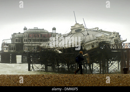 Brightons verlassenen Pier West an einem grauen, bewölkten stürmischen Tag. Brighton, East Sussex, England. Stockfoto