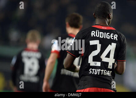 Wolfsburg, Deutschland. 14. Dezember 2013. Stuttgarts Antonio Ruediger steht auf dem Feld, nach dem 1: 0-Tor von Wolfsburg während der Fußball-Bundesliga-Spiel zwischen VfL Wolfsburg und VfB Stuttgart in der Volkswagen Arena in Wolfsburg, Deutschland, 14. Dezember 2013. Foto: PETER STEFFEN/Dpa (Achtung: aufgrund der Akkreditierungsrichtlinien die DFL nur erlaubt die Veröffentlichung und Nutzung von bis zu 15 Bilder pro Spiel im Internet und in Online-Medien während des Spiels.) / Dpa/Alamy Live News Stockfoto