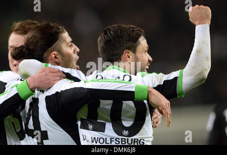 Wolfsburg, Deutschland. 14. Dezember 2013. Wolfsburgs Ricardo Rodriguez (L) feiert sein 1: 0-Tor mit Teamkollegen Diego in die Bundesliga-Fußballspiel zwischen VfL Wolfsburg und VfB Stuttgart in der Volkswagen Arena in Wolfsburg, Deutschland, 14. Dezember 2013. Foto: PETER STEFFEN/Dpa (Achtung: aufgrund der Akkreditierungsrichtlinien die DFL nur erlaubt die Veröffentlichung und Nutzung von bis zu 15 Bilder pro Spiel im Internet und in Online-Medien während des Spiels.) / Dpa/Alamy Live News Stockfoto