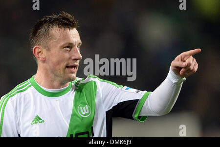 Wolfsburg, Deutschland. 14. Dezember 2013. Wolfsburgs Ivica Olic feiert Rodriguez' 1-0 Tor in der Bundesliga-Fußball-Spiel zwischen VfL Wolfsburg und VfB Stuttgart in der Volkswagen Arena in Wolfsburg, Deutschland, 14. Dezember 2013. Foto: PETER STEFFEN/Dpa (Achtung: aufgrund der Akkreditierungsrichtlinien die DFL nur erlaubt die Veröffentlichung und Nutzung von bis zu 15 Bilder pro Spiel im Internet und in Online-Medien während des Spiels.) / Dpa/Alamy Live News Stockfoto