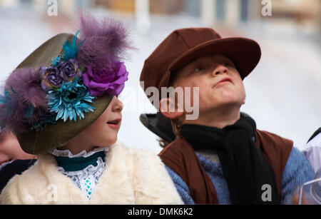 Wimborne, Dorset, Großbritannien. Dezember 2013. Die Zuschauer schauen sich die 25. Wimborne Save the Children Christmas Parade an. Kinder auf Wagen gekleidet in viktorianischen Kostümen, Kostüm. Quelle: Carolyn Jenkins/Alamy Live News Stockfoto