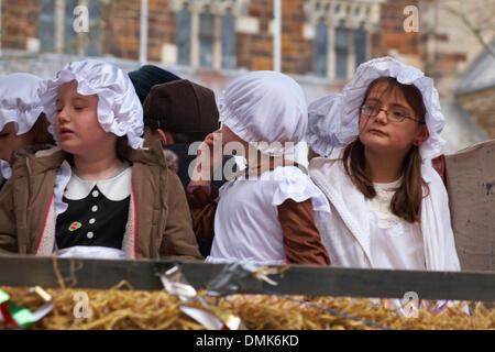 Wimborne, Dorset, Großbritannien. Dezember 2013. Die Zuschauer schauen sich die 25. Wimborne Save the Children Christmas Parade an. Kinder Mädchen auf Wagen gekleidet in viktorianischen Kostümen, Kostüm. Quelle: Carolyn Jenkins/Alamy Live News Stockfoto