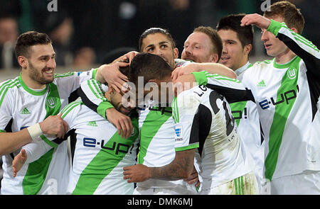 Wolfsburg, Deutschland. 14. Dezember 2013. Wolfsburgs Diego (2 L) feiert sein 2: 0-Tor mit Teamkollegen während der Bundesliga-Fußballspiel zwischen VfL Wolfsburg und VfB Stuttgart in der Volkswagen Arena in Wolfsburg, Deutschland, 14. Dezember 2013. Foto: PETER STEFFEN/Dpa (Achtung: aufgrund der Akkreditierungsrichtlinien die DFL nur erlaubt die Veröffentlichung und Nutzung von bis zu 15 Bilder pro Spiel im Internet und in Online-Medien während des Spiels.) / Dpa/Alamy Live News Stockfoto