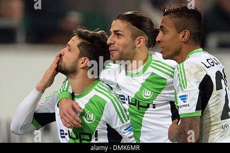 Wolfsburg, Deutschland. 14. Dezember 2013. Wolfsburgs Diego (L) feiert sein 2: 0-Tor mit Teamkollegen während der Bundesliga-Fußballspiel zwischen VfL Wolfsburg und VfB Stuttgart in der Volkswagen Arena in Wolfsburg, Deutschland, 14. Dezember 2013. Foto: PETER STEFFEN/Dpa (Achtung: aufgrund der Akkreditierungsrichtlinien die DFL nur erlaubt die Veröffentlichung und Nutzung von bis zu 15 Bilder pro Spiel im Internet und in Online-Medien während des Spiels.) / Dpa/Alamy Live News Stockfoto